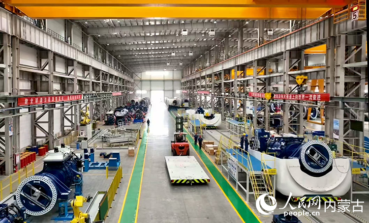 明陽新能源智能制造產(chǎn)業(yè)園組裝車間內(nèi)的脈動生產(chǎn)線。人民網(wǎng) 孟佳澍攝