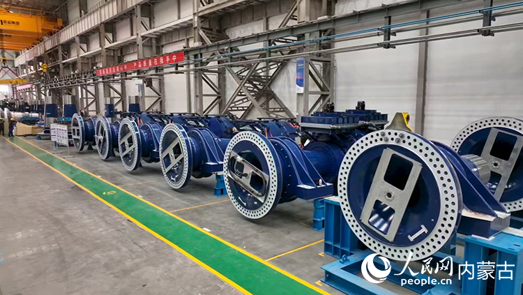 明陽新能源智能制造產(chǎn)業(yè)園組裝車間的總裝工序。人民網(wǎng) 孟佳澍攝