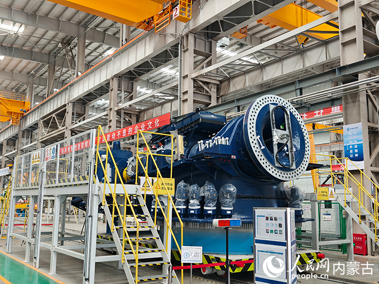 明陽新能源智能制造產(chǎn)業(yè)園組裝車間內(nèi),風(fēng)機正在進行檢測。人民網(wǎng)記者 趙夢月攝