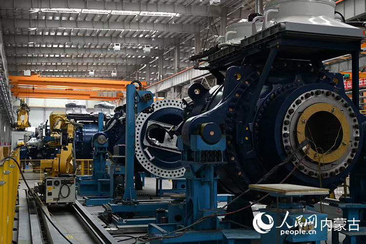 明陽新能源智能制造產(chǎn)業(yè)園組裝車間的總裝工序。人民網(wǎng)記者 劉藝琳攝