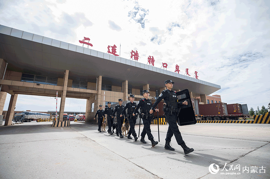 訓(xùn)導(dǎo)員帶犬對口岸限定區(qū)域進(jìn)行巡邏踏查。郭鵬杰攝