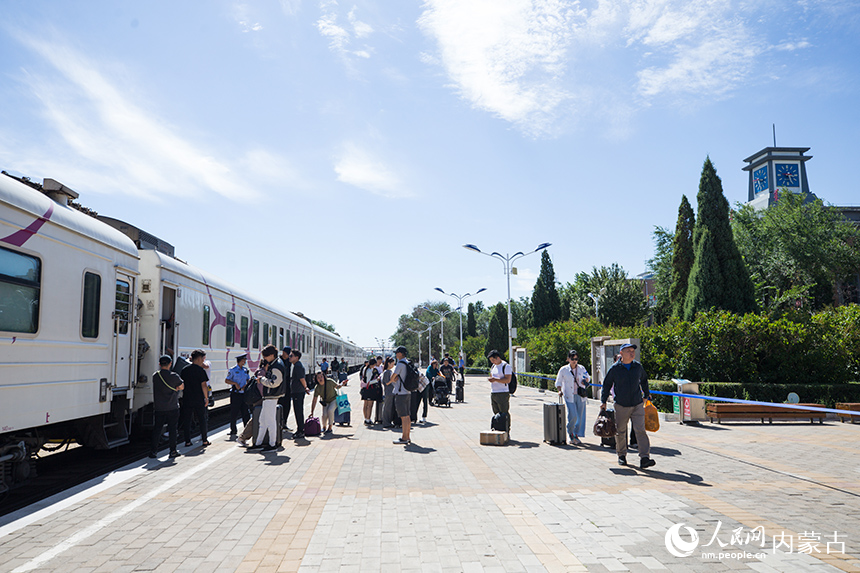 參加第五屆中蒙博覽會的蒙古國客商從二連浩特鐵路口岸入境。郭鵬杰攝