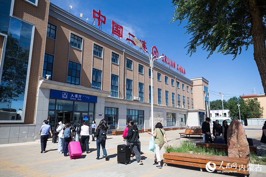 參加第五屆中蒙博覽會的蒙古國客商從二連浩特鐵路口岸入境。郭鵬杰攝
