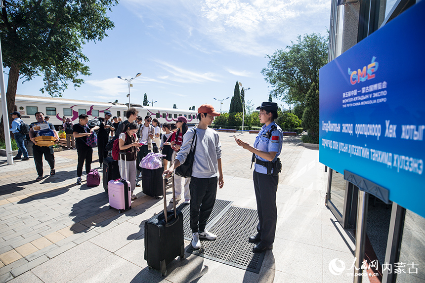 客商從第五屆中蒙博覽會綠色通道快速通關。郭鵬杰攝