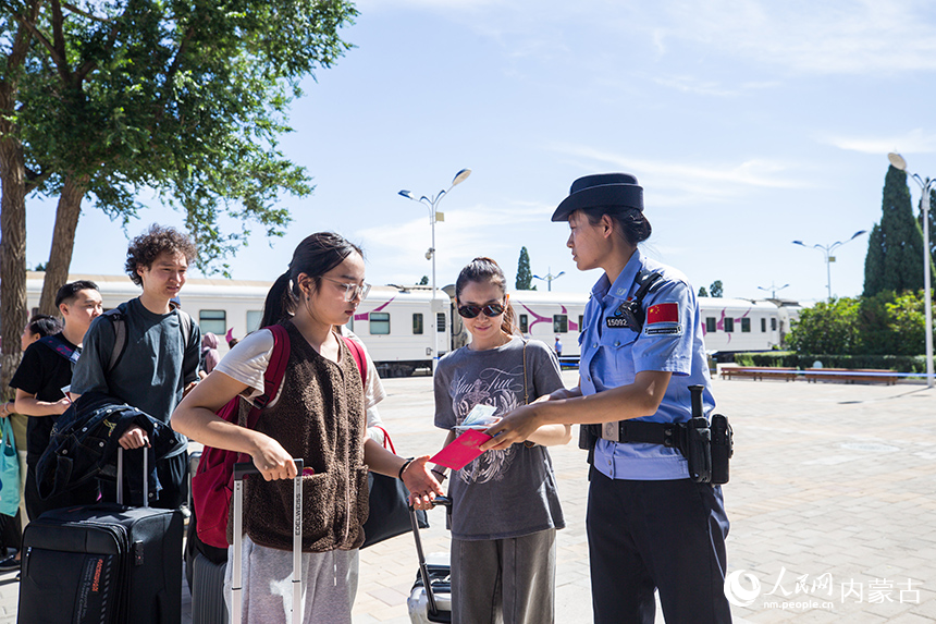 二連出入境邊防檢查站移民管理警察為參加中蒙博覽會的客商辦理入境通關手續。郭鵬杰攝