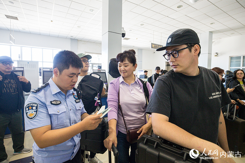 二連出入境邊防檢查站移民管理警察為參加中蒙博覽會的客商辦理入境通關(guān)手續(xù)。郭鵬杰攝