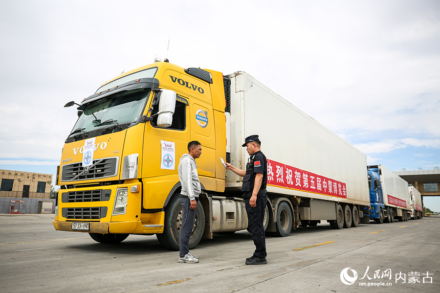 二連出入境邊防檢查站移民管理警察快速驗放中蒙博覽會車輛。郭鵬杰攝