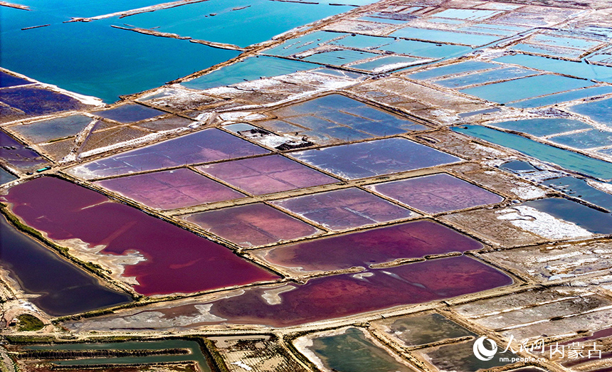 芒乃淖爾鹽湖景色。王正攝 
