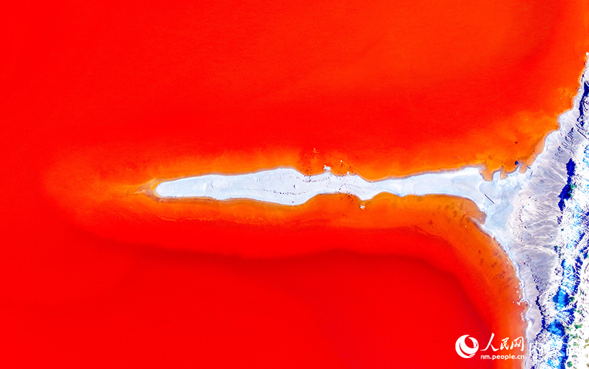 芒乃淖爾鹽湖景色。王正攝 