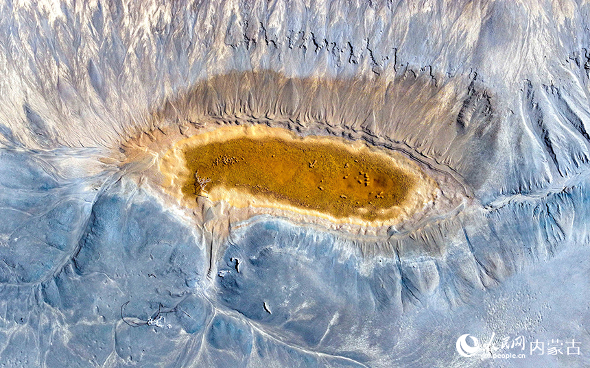 芒乃淖爾鹽湖景色。王正攝 