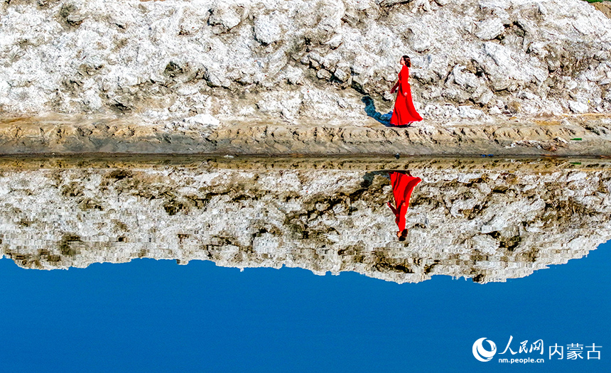 游客在芒乃淖爾鹽湖游覽。王正攝 