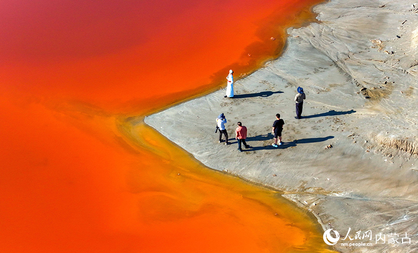 游客在芒乃淖爾鹽湖游覽。王正攝 