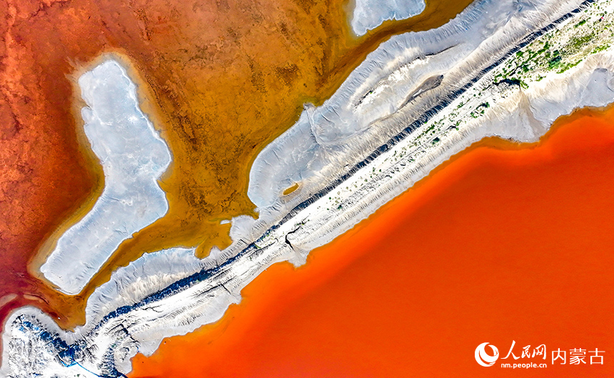 芒乃淖爾鹽湖景色。王正攝