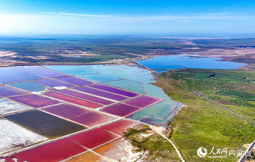 芒乃淖爾鹽湖景色。王正攝 