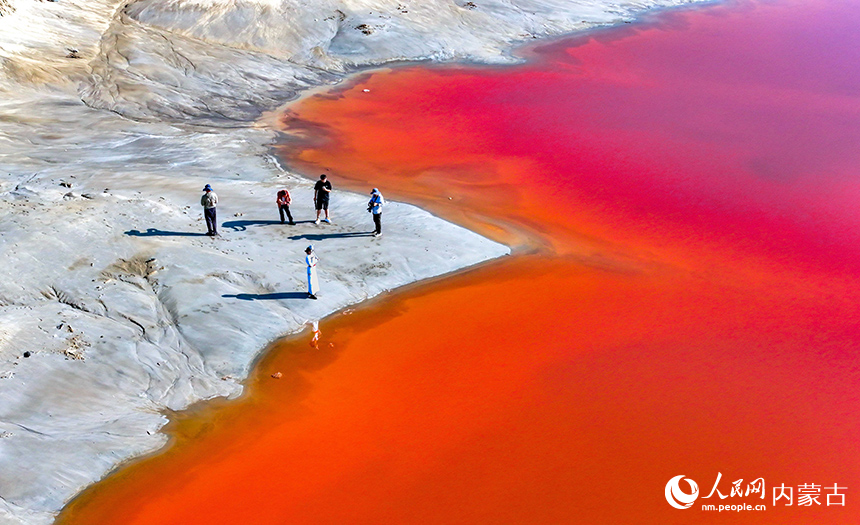 游客在芒乃淖爾鹽湖游覽。王正攝 