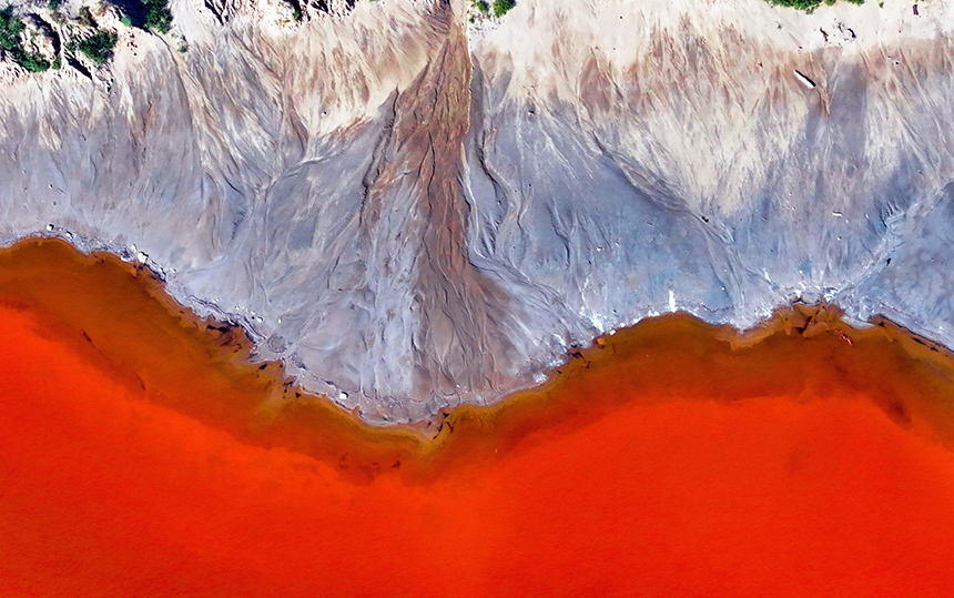 芒乃淖爾鹽湖景色。王正攝 