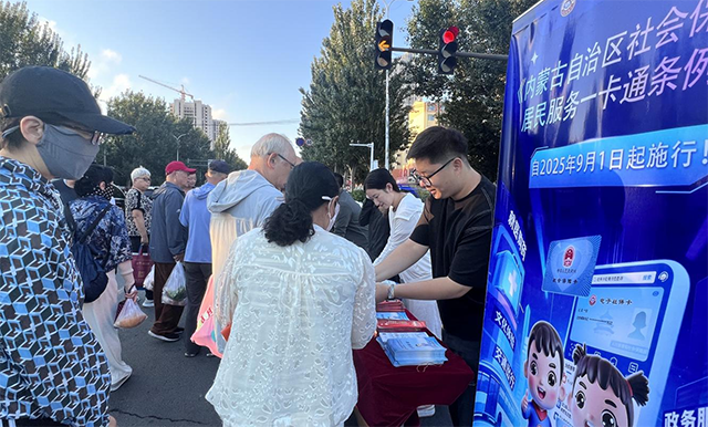 工作人員進(jìn)早市宣傳相關(guān)政策。