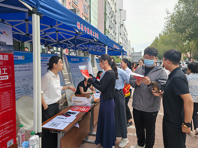 求職者與招聘負(fù)責(zé)人面對(duì)面溝通。呼斯樂(lè)圖攝