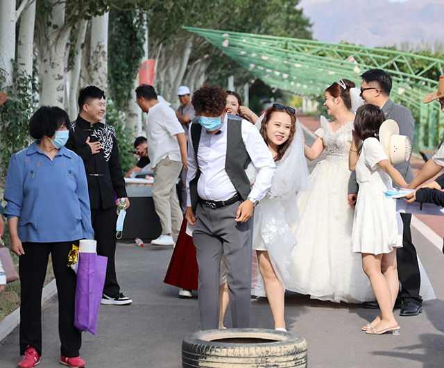 互動(dòng)小游戲中夫婦們笑聲不斷