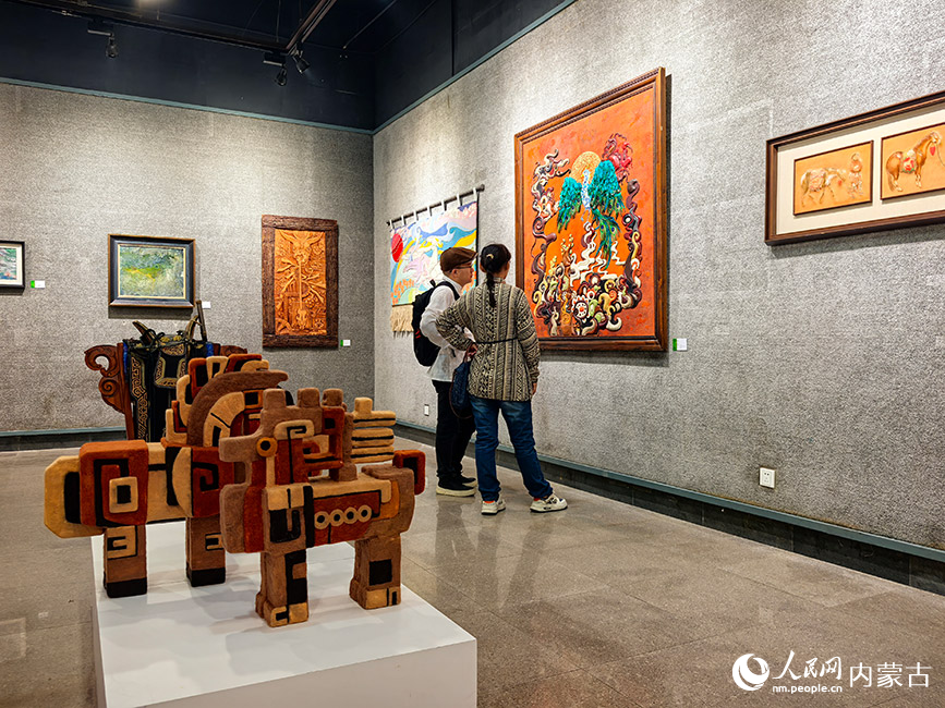 內(nèi)蒙古特色工藝美術(shù)作品巡展現(xiàn)場。主辦方供圖
