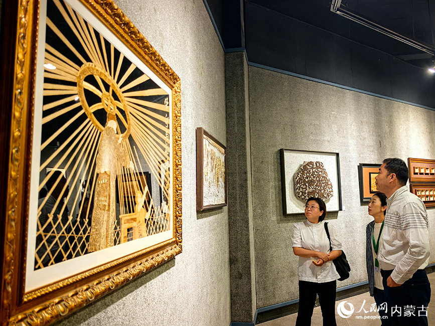 內蒙古特色工藝美術作品巡展現場。主辦方供圖