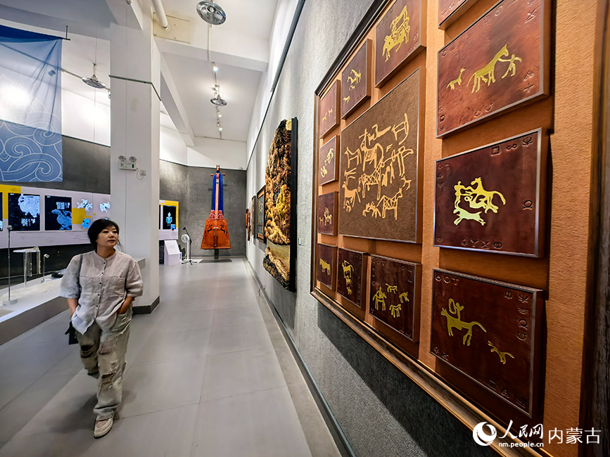 內(nèi)蒙古特色工藝美術(shù)作品巡展現(xiàn)場。主辦方供圖