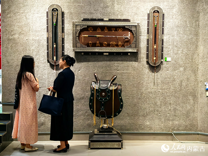 內(nèi)蒙古特色工藝美術(shù)作品巡展現(xiàn)場。主辦方供圖