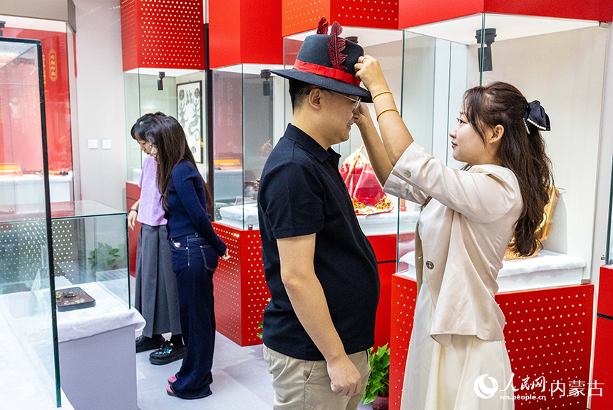 新人在呼和浩特市玉泉區婚俗博物館參觀體驗婚俗文化。丁根厚攝