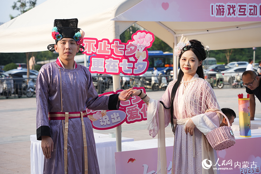 活動現場演員扮演的牛郎和織女。人民網記者 趙夢月攝