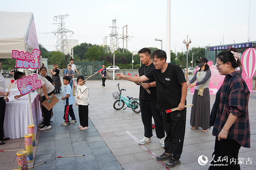 市民參與“投壺驗巧”互動。人民網記者 趙夢月攝