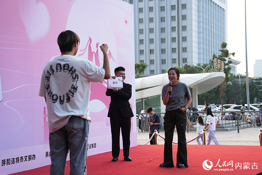 市民參與“心有靈犀”互動。人民網記者 趙夢月攝