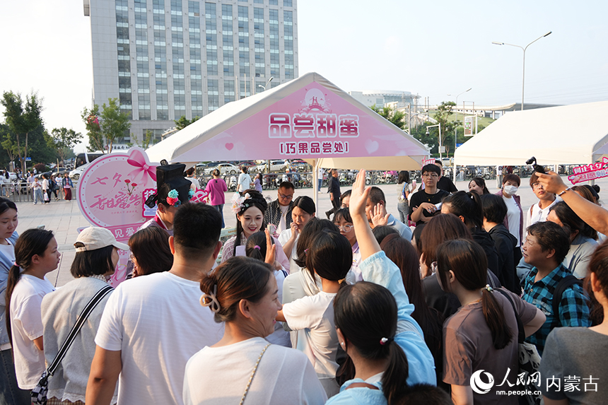 市民熱情參與七夕知識問答。人民網記者 趙夢月攝