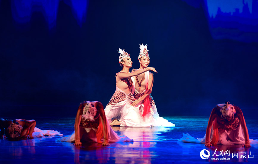 8月29日，演員在舞劇《敕勒川》中表演。王正攝