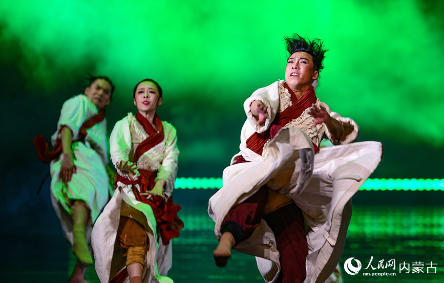 8月29日，演員在舞劇《敕勒川》中表演。王正攝
