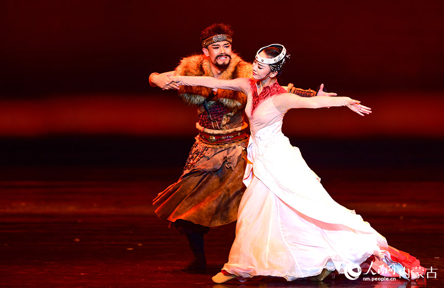 8月29日，演員在舞劇《敕勒川》中表演。王正攝