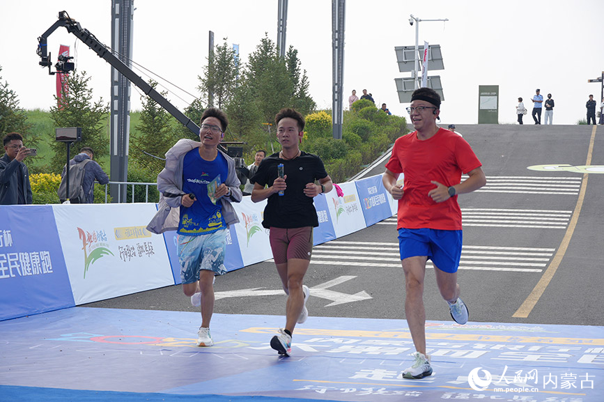 選手沖過終點。實習生 王正玉攝