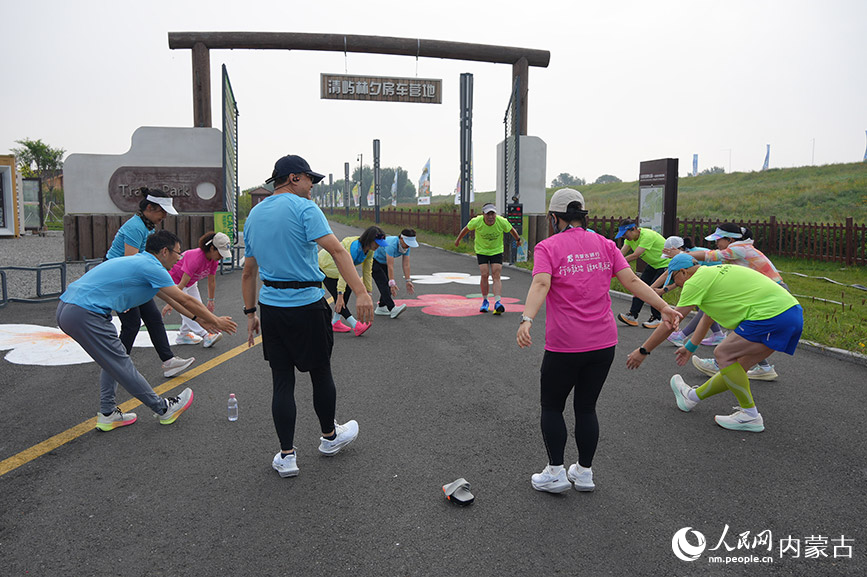 選手進(jìn)行賽前拉伸。實(shí)習(xí)生 王正玉攝