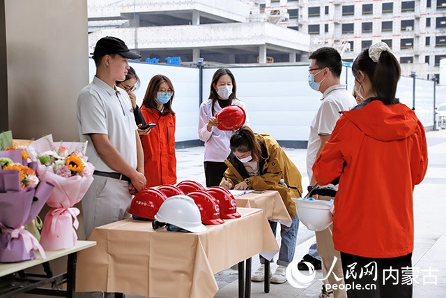 工作人員帶青年創業者實地看房考察。實習生 韓飛月攝