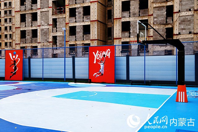 青年社區內設籃球場。實習生 韓飛月攝