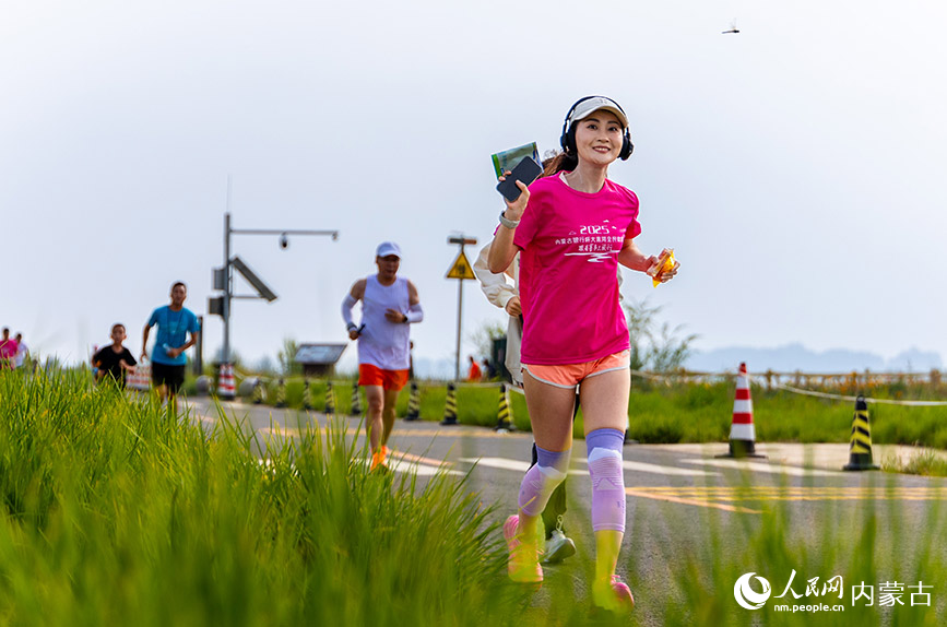 8月30日，跑步愛好者在呼和浩特大黑河全民健康跑比賽中。丁根厚攝