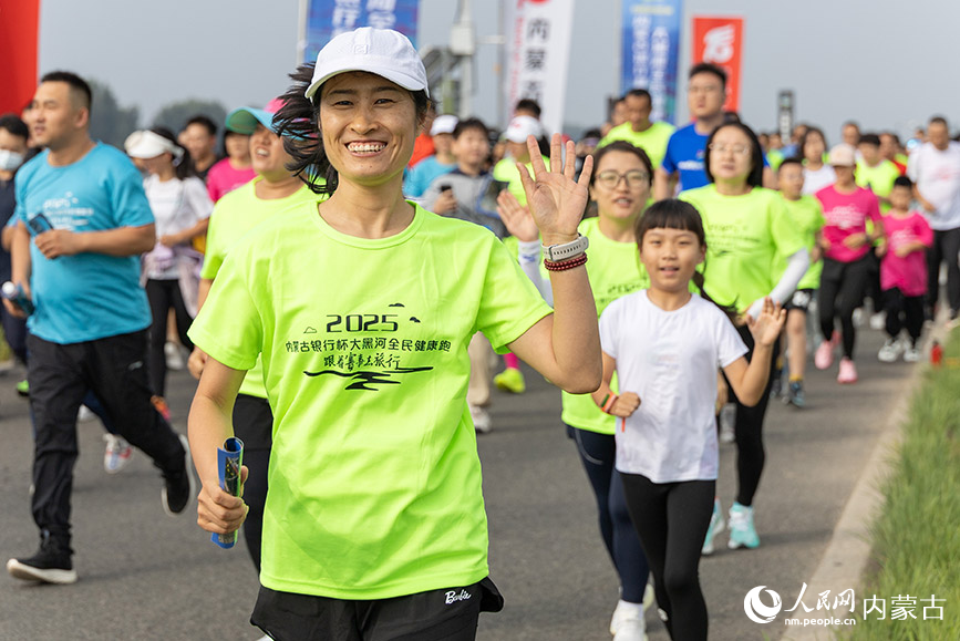 8月30日,跑步愛好者在呼和浩特大黑河全民健康跑比賽中。丁根厚攝