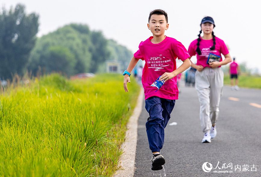 8月30日，跑步愛好者在呼和浩特大黑河全民健康跑比賽中。丁根厚攝