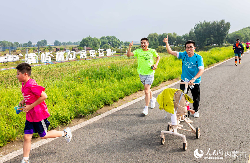 8月30日，跑步愛好者在呼和浩特大黑河全民健康跑比賽中。丁根厚攝