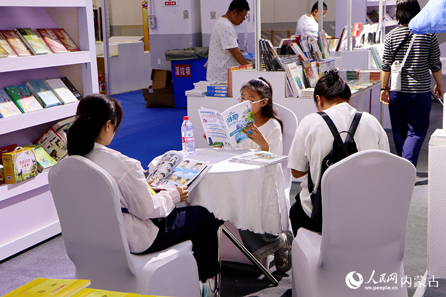 書展現(xiàn)場(chǎng)。實(shí)習(xí)生 王伊蕊攝