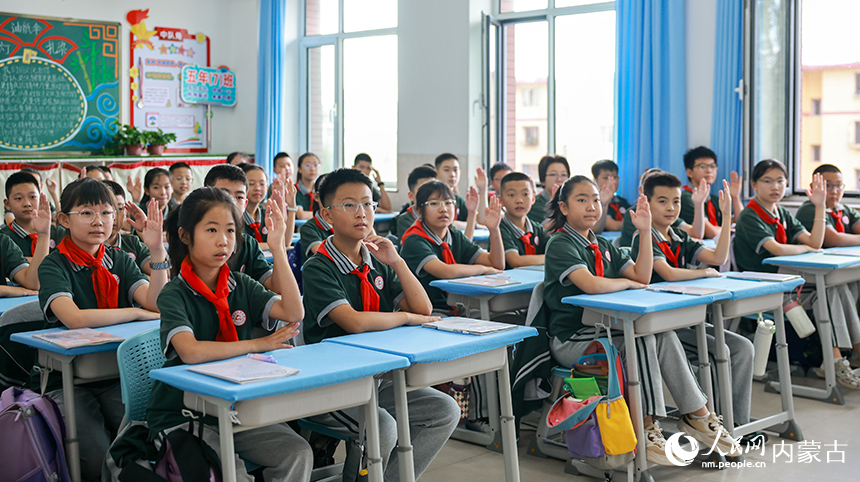 內蒙古呼和浩特市新學期第一節課堂上孩子們踴躍舉手回答問題。王劭凱攝