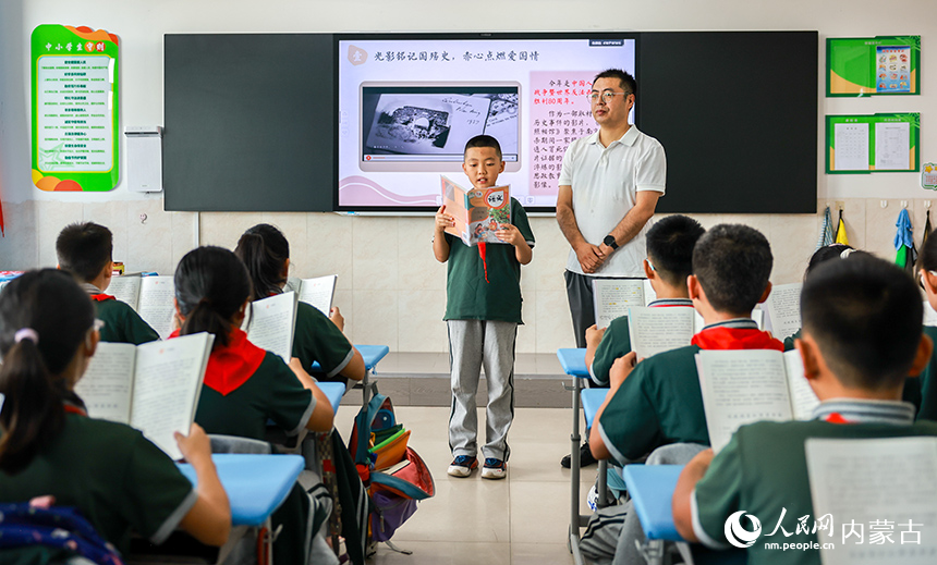 內蒙古呼和浩特市青山小學六年級（7）班學生帶領同學早讀。王劭凱攝