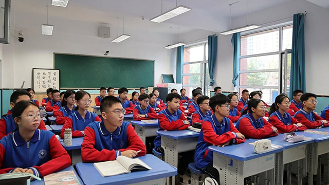 學(xué)生們整齊的坐在教室里上開學(xué)第一課。張琦攝