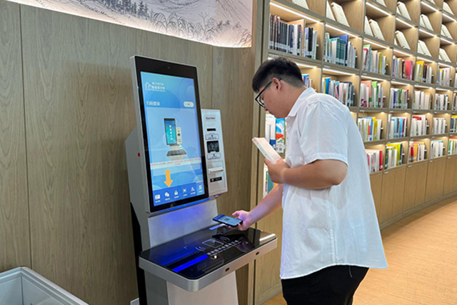市民在圖書館使用電子社保卡二維碼借閱圖書。