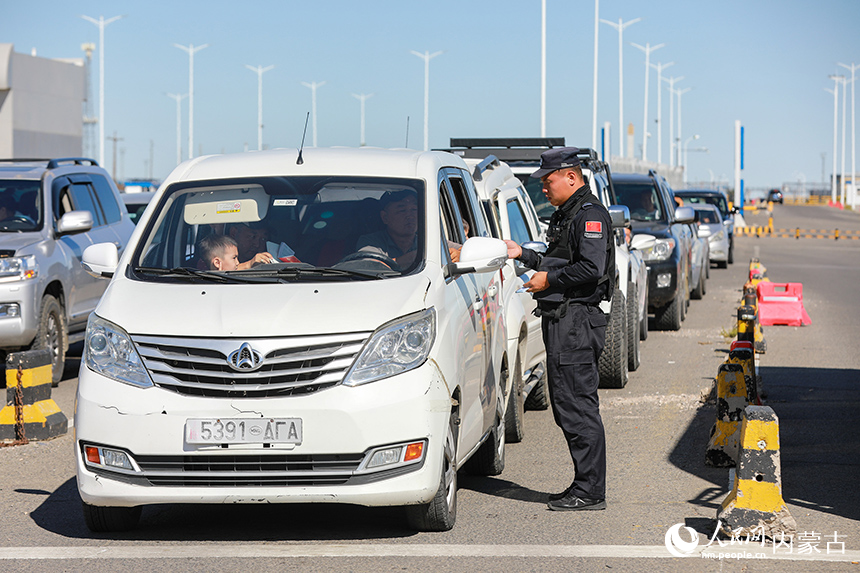二連出入境邊防檢查站移民管理警察快速驗放通關車輛。郭鵬杰攝