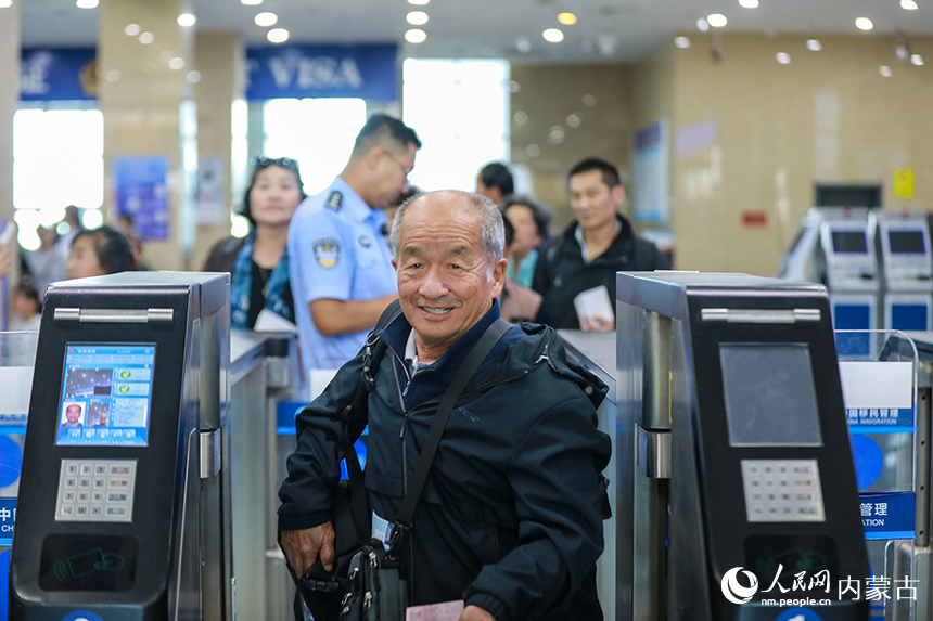 在內蒙古二連浩特公路口岸聯檢大廳,旅客從快捷通道通關。郭鵬杰攝